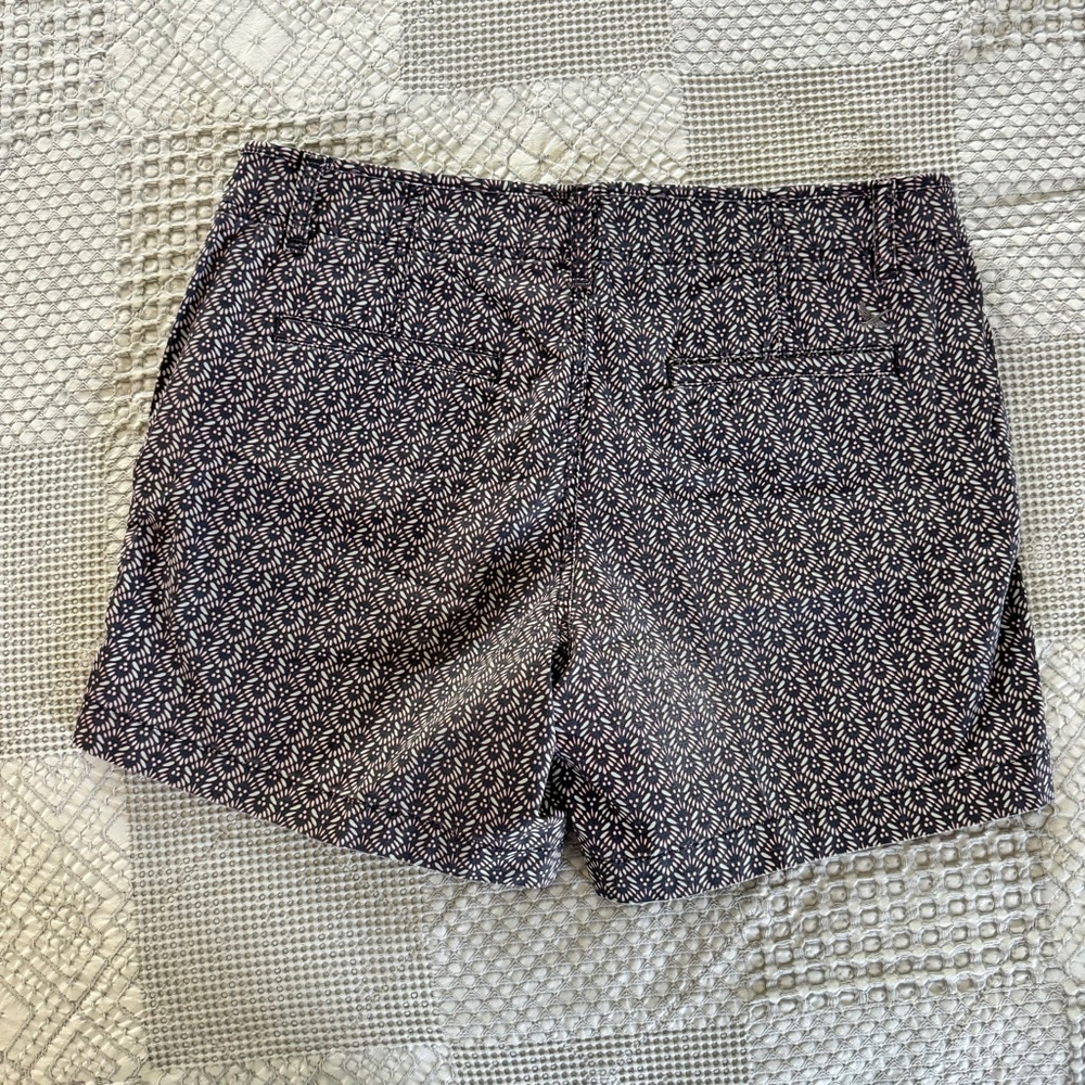 Women's Eddie Bauer Geometric Print Stretch Chino 5” Shorts 6 Gray/Red/Silver - Picture 4 of 9